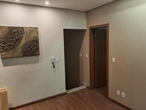 a hallway with a door and a painting on the wall at Sollar Imperial in Diamantina