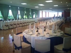La CistérnigaにあるHotel Escuela San Cristobalの白いテーブルと白い椅子が備わる宴会場