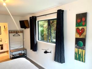 Ένα ή περισσότερα κρεβάτια σε δωμάτιο στο Six Kamahi Guest Studio