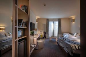 A bed or beds in a room at Brenta Dolomites