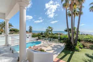 a view of the pool and ocean from a house at Casa Blanca in Manilva