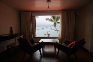 a room with a window with a view of the ocean at Casa da Ilha & SPA in Abraão