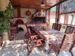 Posezení v ubytování George's family friendly maisonette with great exterior