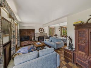 a living room with two blue couches and a fireplace at Maison pour 10 avec grand jardin à 250m de la mer in Louannec