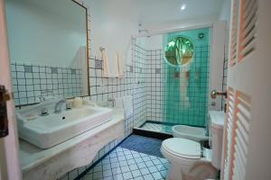a bathroom with a sink and a toilet at Casa da Ilha & SPA in Abraão