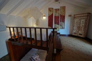 a room with a staircase in a house at Casa da Ilha & SPA in Abraão
