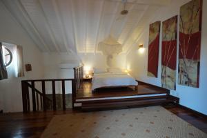 a bedroom with a bed in a room at Casa da Ilha & SPA in Abraão