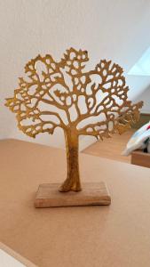una scultura di legno di un albero su un tavolo di Apartment über 2 Etagen nahe BVB-Stadion und Westfalenhallen a Dortmund