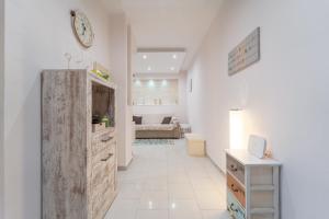 un corridoio con un soggiorno con un divano di Casa del Mare ad Alghero