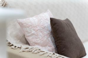 um par de almofadas sentadas num sofá em Casa del Mare em Alghero