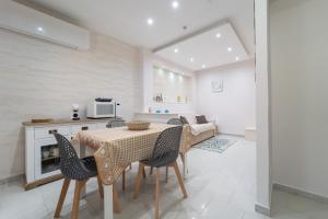 uma cozinha e sala de jantar com mesa e cadeiras em Casa del Mare em Alghero