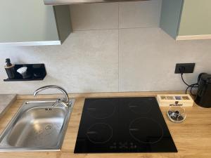 トリノにあるCasa Zoeのキッチン(シンク、カウンタートップ、シンク付)