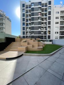 - un grand bâtiment avec un parc doté de bancs et d'escaliers dans l'établissement Betania Plaza Premium, Piso17 - BY INMOVE TEMPORARIOS, à Córdoba 11 autres photos