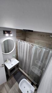 une salle de bain avec un lavabo, des toilettes et un miroir dans l'établissement Betania Plaza Premium, Piso17 - BY INMOVE TEMPORARIOS, à Córdoba