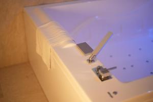 un gros plan d'une baignoire avec une serviette dans l'établissement Plana Hotel, à Caserte 124 autres photos