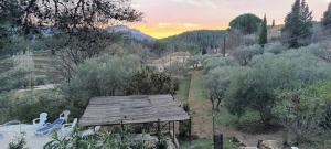 widok na ogród z budynkiem i drzewami w obiekcie Villa CIGALONS en pleine pinède avec PISCINE chauffée de mai à septembre w mieście Auriol