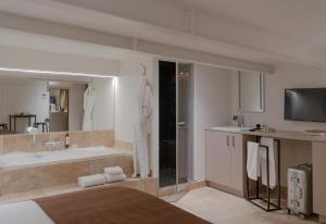 TV a/nebo společenská místnost v ubytování MiHotel Le Gourguillon + 37 fotografií