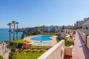 Una vista desde el balcón de un resort con piscina. en CliffSide Apartments, en Lagos 18 fotos más