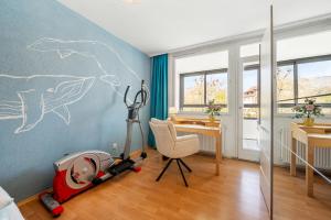 a childs room with a desk and a vacuum at Stilvolles City-Apartment mit Balkon & Parkplatz, Nähe Frankfurt in Hanau am Main