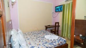 Rúm í herbergi á Hotel Residence Madadjeu