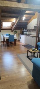 a living room with a table and a kitchen at Mikaela Segunda-planta sin ascensor in El Burgo de Osma +12 photos