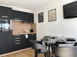 Cuina o zona de cuina de Les Maisons d'Eugène Appart'Hôtel - Centre Historique