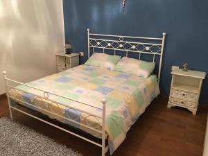 Un dormitorio con una cama y una pared azul. en Casa Nonna Irma, en Cantia
