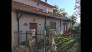 una casa blanca con una puerta y una valla en Casa Nonna Irma, en Cantia
