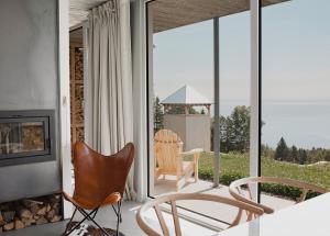 a living room with chairs and a fireplace at La Petite Bûche #1 in La Malbaie +11 photos