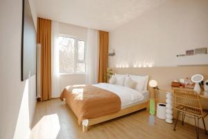 Postel nebo postele na pokoji v ubytování EUPHORIA丨Quiet Garden Quiet Designer Garden Hotel丨Datang Never Sleeps City Big Wild Goose Pagoda Subway Station Branch丨Near the scenic area