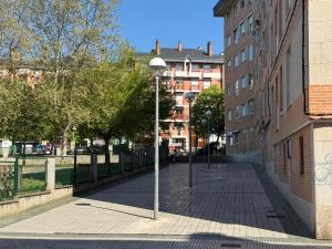 ポンフェラーダにあるBierzINN Apartamentos - Martina IIの建物横の道路灯 +2枚の写真