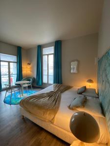 Postel nebo postele na pokoji v ubytování Hôtel De Paris