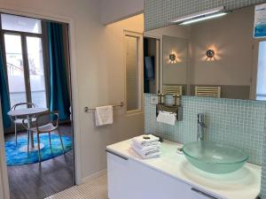 Koupelna v ubytování Hôtel De Paris + 37 fotografií