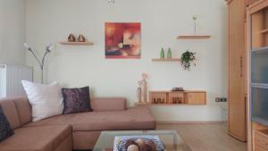 un soggiorno con un divano e un tavolo di vetro di Helle, lichtdurchflutete Ferienwohnung im Herzen des Bayerischen Waldes, Nationalparknähe a Rinchnach