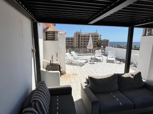 sala de estar con sofá y patio en Golf del Sur Parque Albatros 417, en San Miguel de Abona