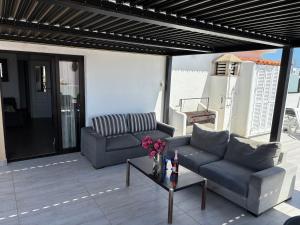 una sala de estar con un sofá y una mesa en Golf del Sur Parque Albatros 417, en San Miguel de Abona