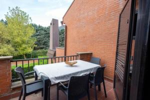 une table et des chaises sur le balcon d'un bâtiment dans l'établissement Dimora Annilor Castel di Sangro, à Castel di Sangro