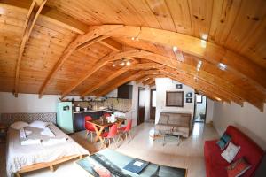 un soggiorno con un grande soffitto in legno di Studio Gio in Zakynthos City a Città di Zante