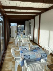 Posedenie v ubytovaní Les Volets Bleus-Charmante maison entièrement équipée face à la mer pour 2 à 6 personnes