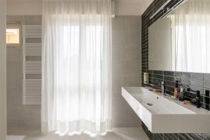 Koupelna v ubytování Hotel Sablé