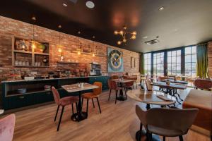 Reštaurácia alebo iné gastronomické zariadenie v ubytovaní OPHELIA Hotel + 37 fotografií