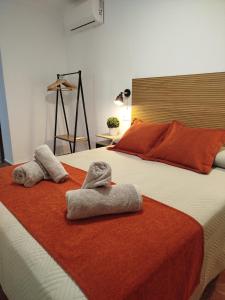a bedroom with two towels on a bed at Casa Lucía - Caminito del rey in Valle de Abdalagís