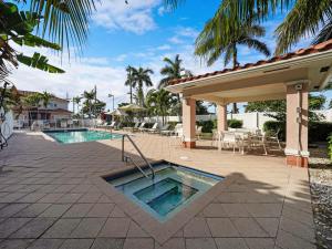 Un patio con piscina y una casa. en Santa Barbara Villa, en Pompano Beach