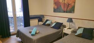 sypialnia z dwoma łóżkami i pluszakiem w obiekcie Pension Aries w mieście San Sebastián