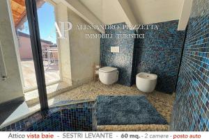 - Baño con 2 aseos en una habitación en Attico Vista Baie, en Sestri Levante 31 fotos más