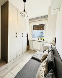 una sala de estar con un sofá y una mesa en RÓŻANA Poznań free parking, en Poznan