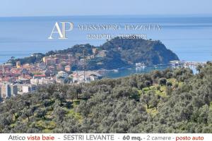 una vista aérea de una ciudad en una colina en Attico Vista Baie, en Sestri Levante