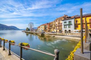 a view of a river in a town with buildings at Casa Barabba - Appartamento Azzurro in Omegna