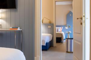 Postel nebo postele na pokoji v ubytování Hotel Sablé