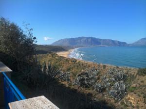 widok na plażę z górami w tle w obiekcie Casa Rimar w mieście Balestrate
